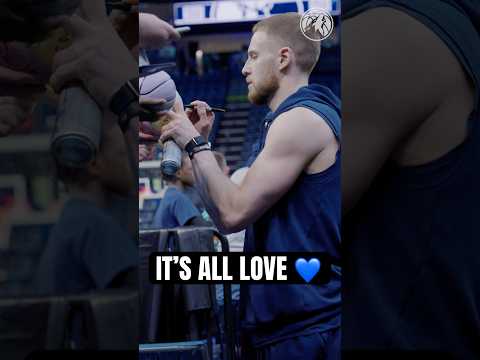 Donte DiVincenzo Signing For Fans Pregame 🫶