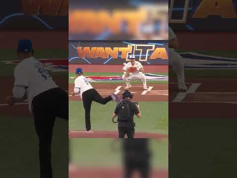 José Bautista returns to Toronto ahead of Game 6! 🇨🇦