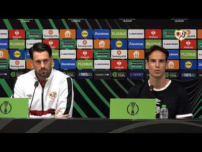 Íñigo Pérez y Batalla en la previa del partido en Atenas