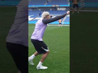 Free kick masterclass with Brighton stars 🌟💙