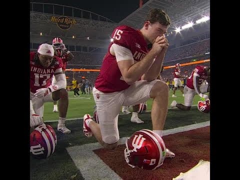 Indiana & Miami players say a prayer ahead of the CFP National Championship kickoff 🙏