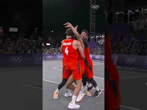 The moment Worthy de Jong won it for Netherlands in overtime at #Paris2024 🥇🏀#Olympics