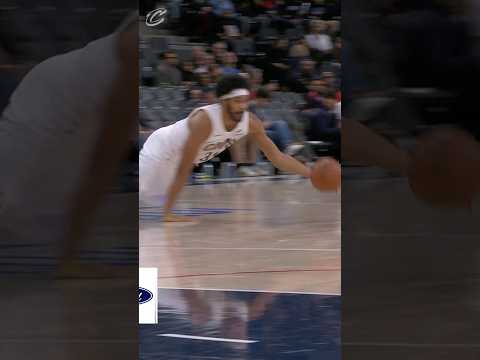 😱 This is one of the best big-man dimes you’ll see. #LetEmKnow #Cavs #JarrettAllen #NBA #Shorts