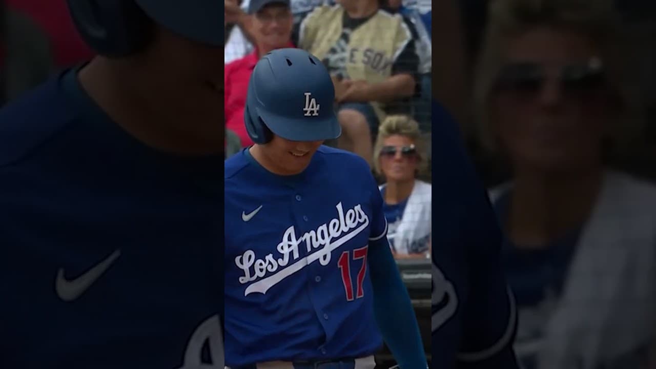 Ohtani almost gets Murakami on a foul ball 😳