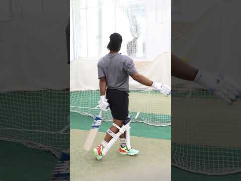 Francisco Lindor trained for the season by hitting a ball off the bounce ⁉️🧐