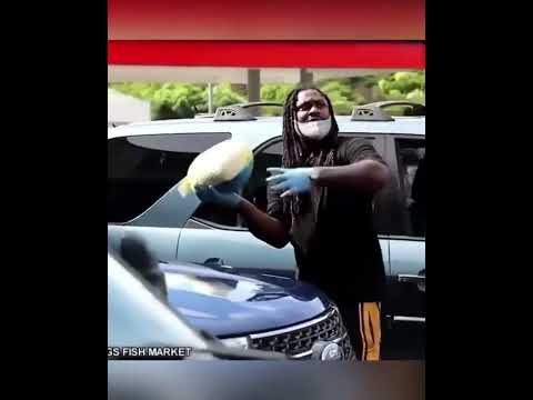 When Marshawn Lynch was spotted handing out free turkeys for Thanksgiving 👏 (via @robdemello/IG)