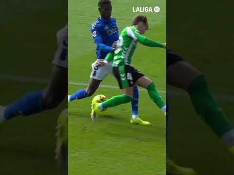 ¡Menudo recurso, Ángel! 😱#RealOviedoRealBetis #LALIGAHighlights