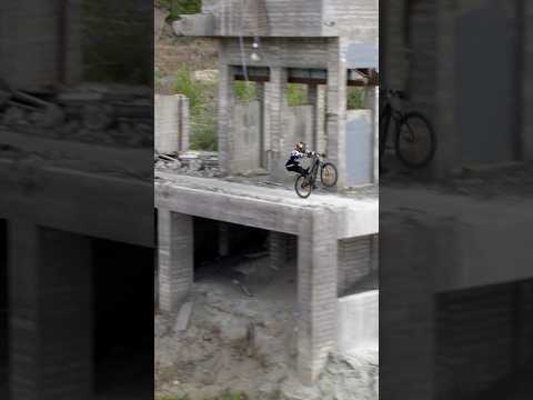 How did he do this? 🤯👀 #mtb