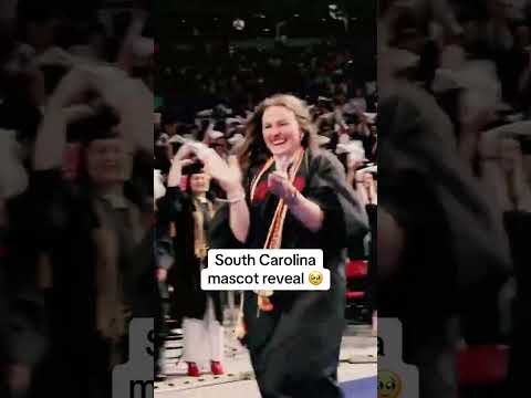 Every graduation South Carolina reveals their mascot’s identity ❤️ (via @uofsc/TT)