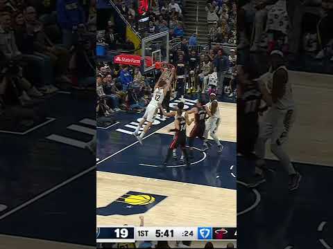 Jarace Walker Hits the Floor for the Loose Ball and Johnny Furphy Slams it Home 🏠