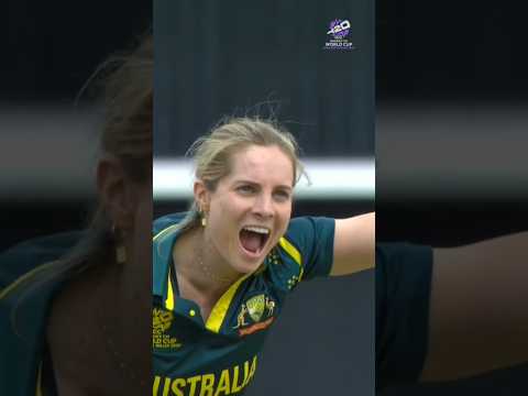 Sophie Molineux on the mark as Australia tighten their grip 🎯 #T20WorldCup