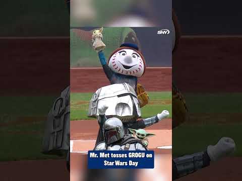Mr. Met (AKA The Mandalorian) threw Grogu (Baby Yoda) as the first pitch during Star Wars Day 😭