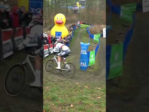 Getting the gap 🫡 After a scare, Mathieu van der Poel gaps Emiel Verstrynge in Baal.