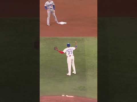 Daulton Varsho and Vladimir Guerrero Jr. with huge defensive 💎s to keep more runs off the board!