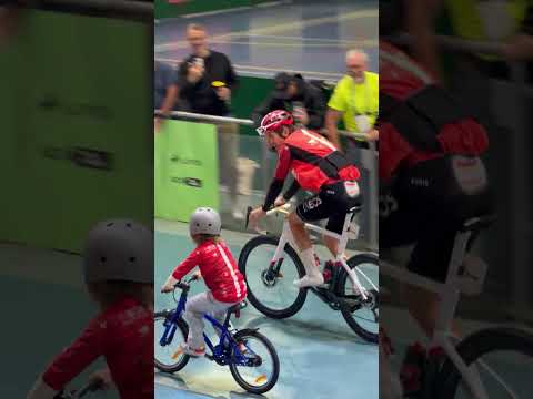 Geraint Thomas Waves Farewell To Supporters At the Start Of His Last Ever Professional Cycling Race