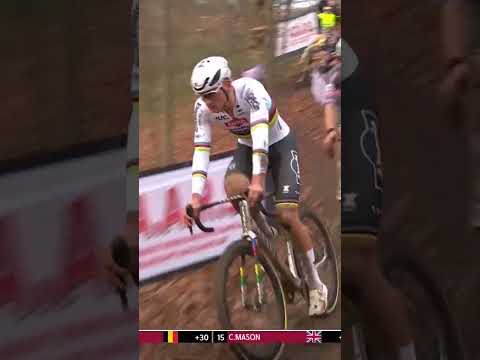 Mathieu van der Poel is DOWN in Namur 😮 The world champion quickly remounts and appears uninjured.