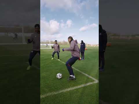 Quel plaisir de revoir notre 𝐀𝐥𝐞𝐱𝐬𝐚𝐧𝐝𝐫𝐨 à l’entraînement 🤣👌