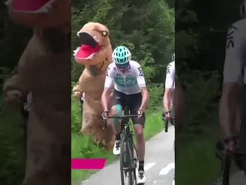Happy birthday to one of the all-time greats, Chris Froome! Throwback to his battle with a T-rex 🦖