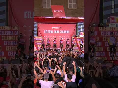 Listen to that roar 🤩 Home hero Filippo Ganna receives the reception of the evening in Turin!