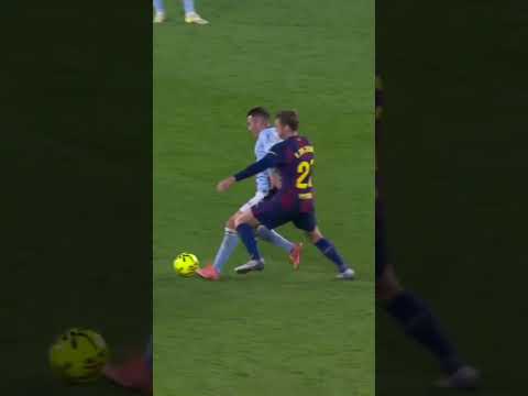 Frenkie de Jong gets a second yellow on this play during stoppage time 😳