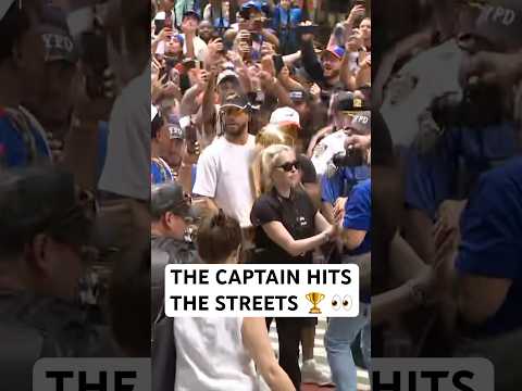 Jalen Brunson walks the streets to greet the people at the Knicks Championship Parade!