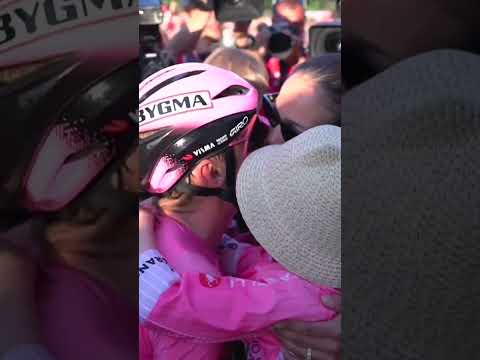 Victory, sealed with a kiss 😘🥹 Jonas Vingegaard was joined at the Giro’s finish line by his family.