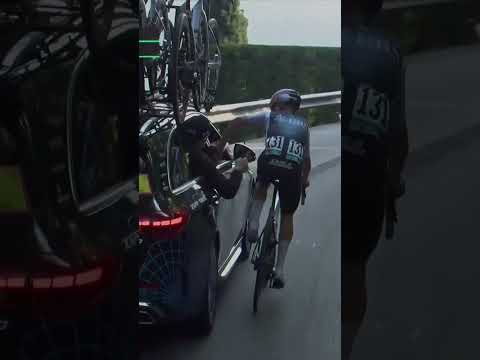 Tom Pidcock changes his shoe while on the descent 😅😳 Don't try this one yourselves ⚠️ #cycling