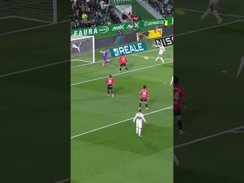 ¡A punto de marcar Cepeda! 😲