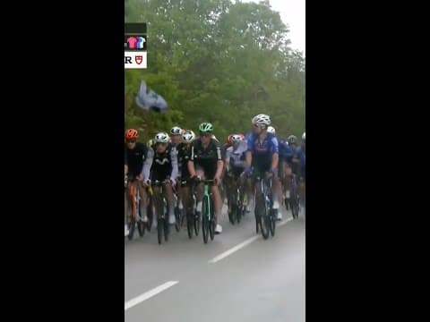 A sketchy moment as a rain jacket is thrown over the peloton 😳