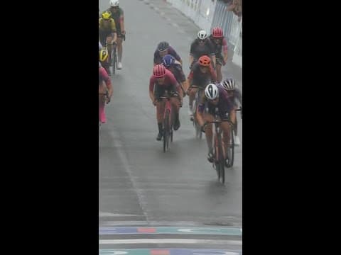 Mischa Bredewold beats Marianne Vos in the sprint finish to win the 24th GP Plouay! 🚴‍♀️🇫🇷