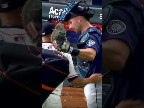 Cal Raleigh got his 57th home run ball back thanks to the kindness of an Astros bullpen catcher 💙