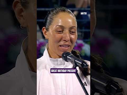 As early birthday presents go for Jess Pegula, the Dubai trophy is pretty good 🎁 #DDFTennis