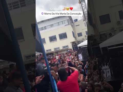 Raphinha visited a town in Brazil and helped those in need 👏 (via @taia_belloli, gabbsouzar94/IG)