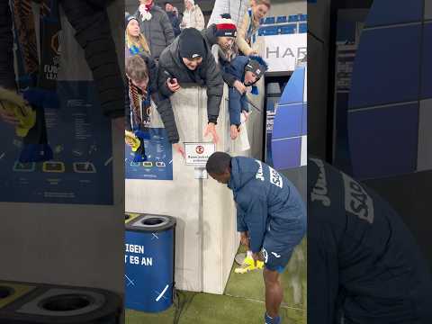 Bazou verschenkt seine Schuhe 😅🥰 #Hoffenheim #BazoumanaToure