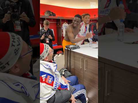 Il était important de partager cette victoire avec Jonathan, touché par la maladie ! ❤💙 #ol