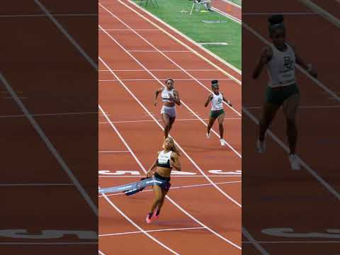 Double trouble 🥇🥇 Mia & Mariah Maxwell complete the sprint sweep with a 1-2 finish in the 200m 🇺🇸