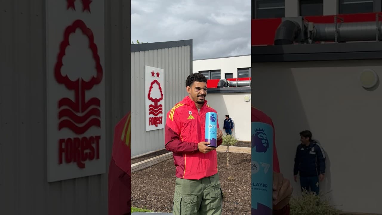 MGW accepts his Player of the Month trophy following training on Wednesday afternoon. 👊