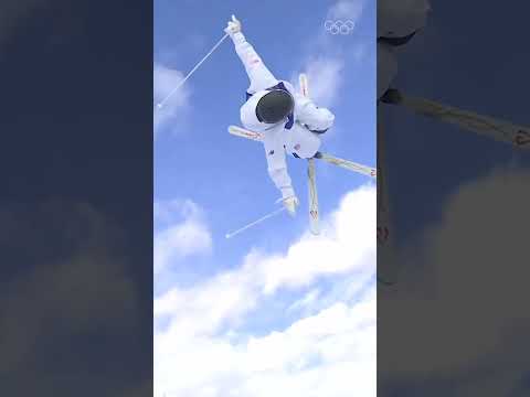 Elizabeth Lemley wins gold for Team USA in the #Freestyleskiing women's moguls! 🥇