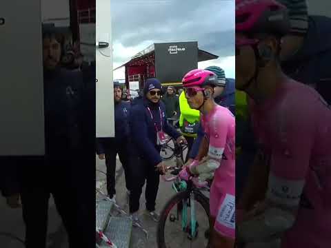 Pink jersey 🤜🤛 stage winner Jonas Vingegaard and Afonso Eulalio congratulate each other  🤝