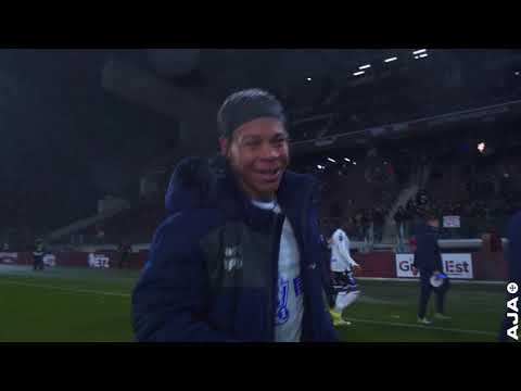 La joie sur le terrain après la victoire de l'AJA à Metz (3-1)