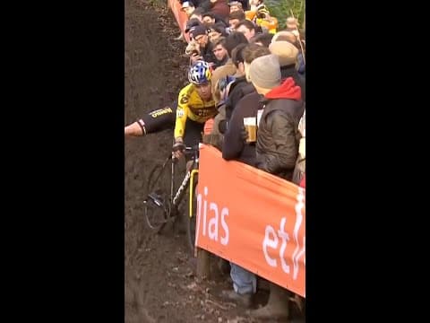 Wout van Aert, Mathieu van der Poel and Tom Pidcock were all involved in some sketchy moments 🤯🍿
