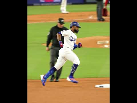 Teoscar Hernández sends a three-run homer into the bleachers! #Postseason