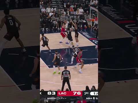 Brook Lopez turnaround one leg fadeaway 👀