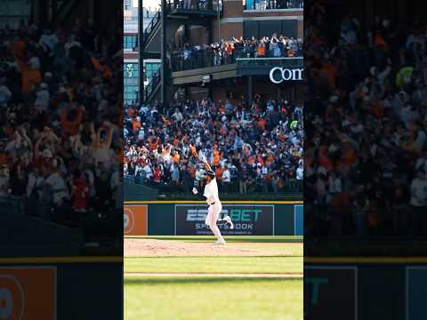 Riley Greene crushes a go-ahead home run in ALDS game 4!