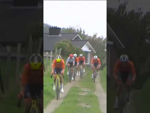 Marianne Vos makes a dig on the gravel! The gravel world champs are hotting up in the Netherlands 🇳🇱