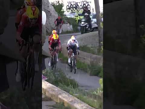 Elbows-out sprint! 👀 Maeva Squiban out-sprints Reusser to take the win in Trofeo Marratxi-Felanitx.