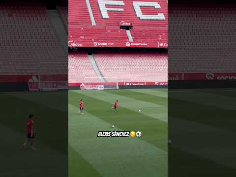 Alexis Sánchez afinando la puntería…🫣⚽️ #sevillafc #futbol #shorts