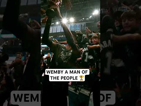 Wemby sharing the Earvin “Magic” Johnson trophy with the fans 🏆