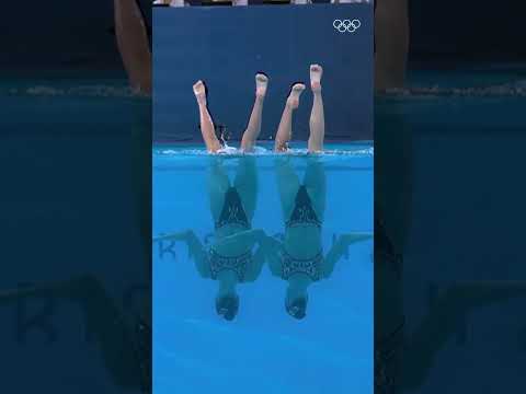A calm one to end your weekend with this masterpiece music. 🎶 #Olympics #ArtisticSwimming
