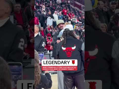 Daps and hugs by D-Rose with his former teammates before he poses for the pic 🤝